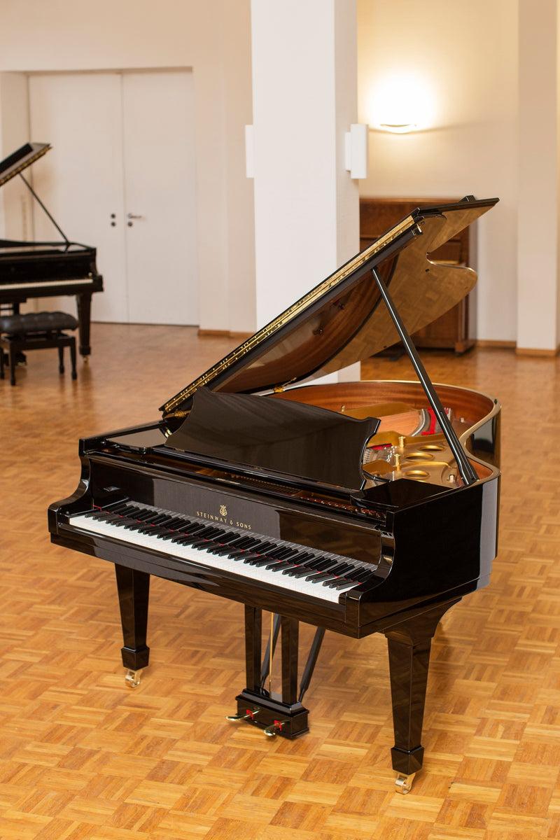 Steinway & Sons O-180